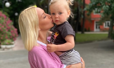 Самое милое видео дня: внук Леры Кудрявцевой трогательно поцеловал ее дочь