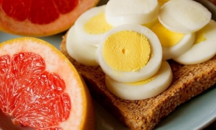Необычная диета: как похудеть с помощью яиц и грейпфрутов