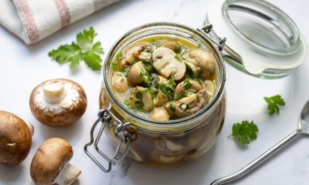 Не бегите в магазин: как за 5 минут приготовить шикарные маринованные грибочки (ВИДЕО)