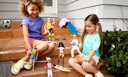 Новое исследование показало, что игра в куклы помогает детям развивать эмпатию и навыки обработки социальной информации