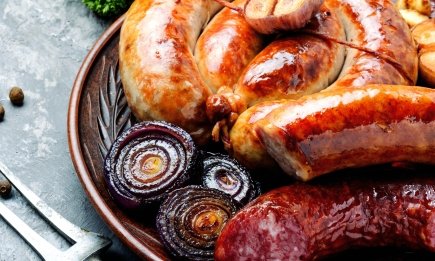 Обов’язково зробіть це з ковбасою перед запіканням: важливий етап, який всі пропускають