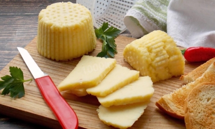 Твердий сир з трьох інгредієнтів: більше не будете купувати (РЕЦЕПТ)