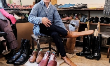 Сапожник из Румынии создает длинноносую обувь, чтобы люди могли соблюдать дистанцию 