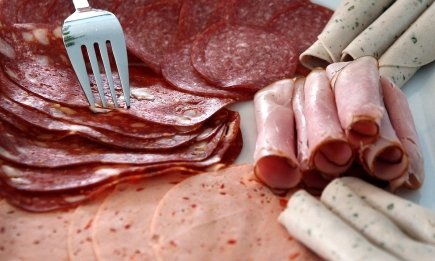 Куди покласти ковбасу, щоб отримати “ресторанну” нарізку: більше ніяких “горбатих” шматочків