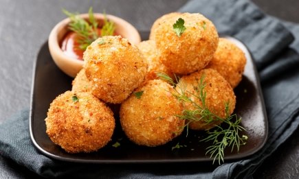 Получаются золотистые, хрустящие, да ещё и с нежным соусом: как приготовить идеальные картофельные крокеты дома (РЕЦЕПТ)