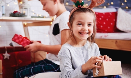 Что подарить ребенку в День Святого Николая 2023: ТОП-5 полезных гаджетов для младших школьников