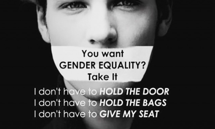 Постеры о дискриминации мужчин: должен ли сильный пол придерживать дверь и уступать место