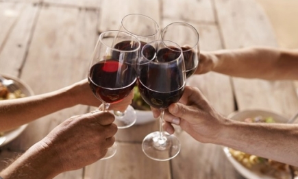Ученые: люди стали пить алкоголь больше из-за размера бокалов