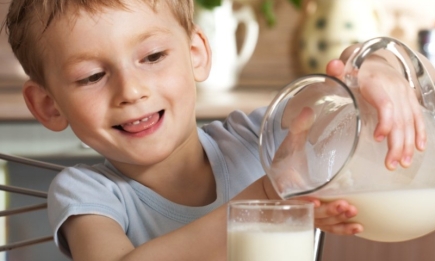Щоб довго не скисало: хитрий спосіб допоможе зберегти молоко