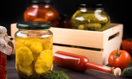 Покладіть кришки на 5 хвилин - і дістаньте уже стерилізовані: незамінний трюк для надійних закруток