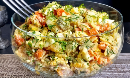 Этот салат вкусный даже без майонеза: закуска, которая "переплюнет" и Оливье, и Крабовый (РЕЦЕПТ)