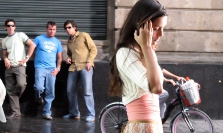 Как реагируют мужчины на приставание к их девушкам на улице (ВИДЕО)