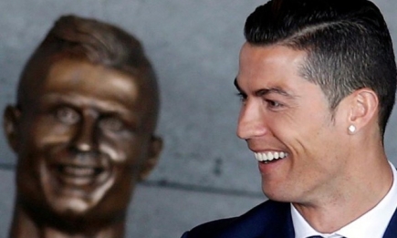 Найди 10 отличий: неудачную бронзовую статую Криштиану Роналду высмеяли в соцсетях (ФОТО)