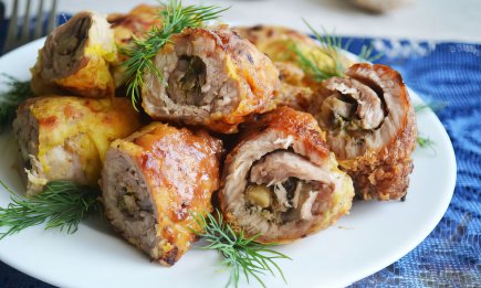 Это блюдо и праздничное, и диетическое: как приготовить куриные рулетики (РЕЦЕПТ)