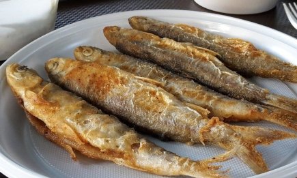 Как нажарить гору мойвы без рыбной вони: просто поставьте это на плиту