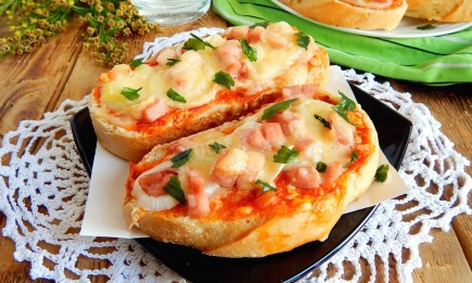 Об обычных бутербродах и не вспомните: оригинальная пицца на батоне, которая готовится 5 минут (РЕЦЕПТ)