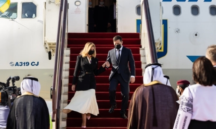 Элегантный жакет и романтичная юбка: новый образ Елены Зеленской во время визита в Катар (ФОТО)