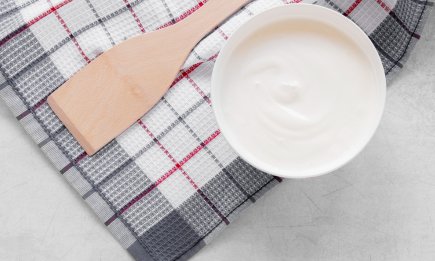 Готовится за 1 минуту: как из двух ингредиентов приготовить густую и вкусную домашнюю сметану (РЕЦЕПТ)