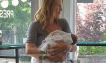 Ума Турман показала новорожденную дочь