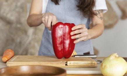Крутой способ для идеальной заготовки перца: останется только достать