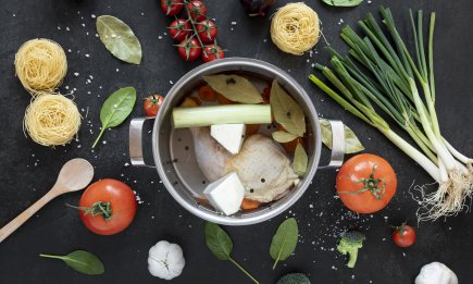 Момент, від якого залежить смак бульйону: якою водою потрібно заливати курку