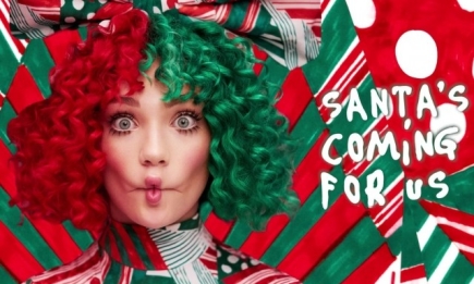 Новогоднее настроение: Sia презентовала новый рождественский клип в ретро-стиле (ВИДЕО)