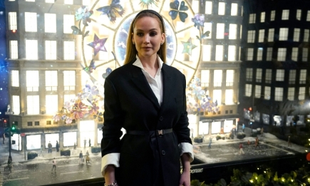 Элегантная Дженнифер Лоуренс посетила открытие выставки в Нью-Йорке (ФОТО)