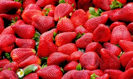 Одним движением руки: как выбрать свежие ягоды в магазине (ВИДЕО)