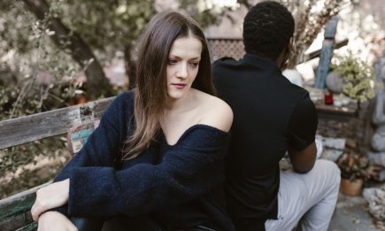 Как понять, что ваш партнер несчастлив в отношениях: обратите внимание на эти 3 его привычки