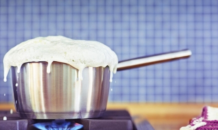 Больше не "убежит": 5 советов, которые помогут предотвратить выкипание молока