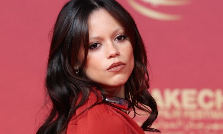 Злилася з червоним хідником, але виглядала неймовірно! Дженна Ортега знову вразила своїм вбранням (ФОТО)