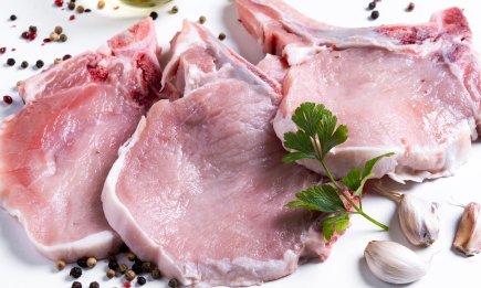 Этот неожиданный ингредиент делает свинину нереально мягкой: повар поделился экономным лайфхаком