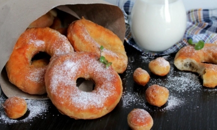 Будут таять во рту: элементарный рецепт фантастических пончиков на молоке