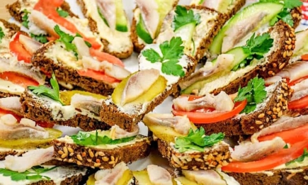Любимые бутерброды мужчин: поднос на праздник исчезает за две минуты (РЕЦЕПТ)