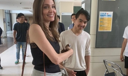 "Стараюсь не плакать": Анджелина Джоли отправила сына учиться в Южную Корею (ВИДЕО)