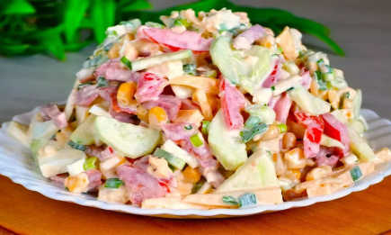 Салат "Бесподобный", который удивит всех: простой рецепт праздничного блюда