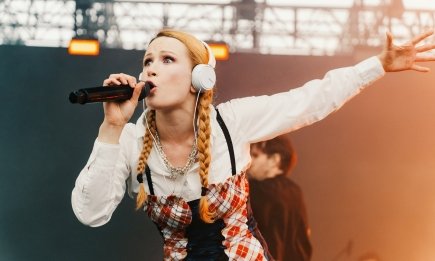 Російську співачку Монеточку засудили в Москві: вона підтримувала Україну та збирала гроші для біженців