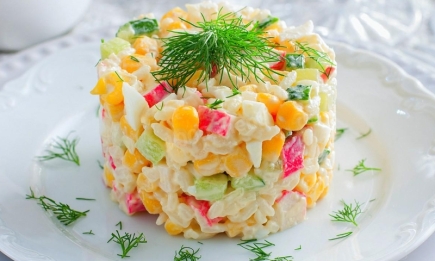 Крабовый салат будет в несколько раз вкуснее: что изменить в классической закуске (РЕЦЕПТ)