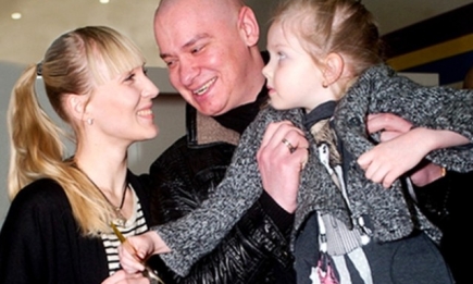 Евгений Кошевой снялся в новогодней фотосессии с женой и дочками