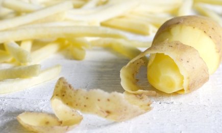 Закопайте це “сміття” в саду просто зараз: від нього буде повна торба користі