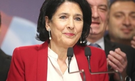 Президентом Грузии впервые стала женщина: разбираем стиль Саломе Зурабишвили