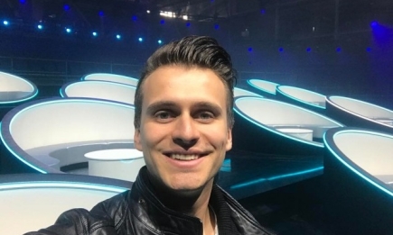 Ведущий "Евровидения-2017" Александр Скичко празднует день рождения на сцене конкурса в компании коллег (ФОТО)
