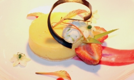 Фитнес-меню от поваров Fairmont Grand Hotel Kyiv: лаймовый пирог с малиновым соусом