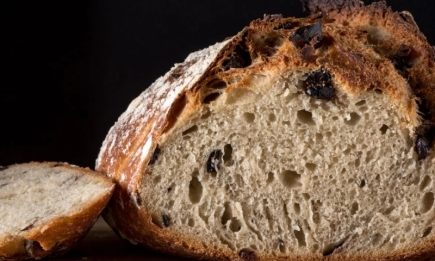 Правильный ли популярный метод: можно ли хранить хлеб в холодильнике