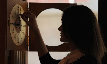 Переходим на зимнее время: простые советы от врача, которые помогут избавиться от сонливости и хронической усталости
