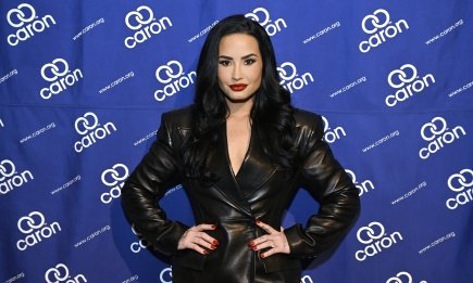 Загорала на шезлонге: Деми Ловато в ярком бикини поразила роскошной фигурой (ФОТО)