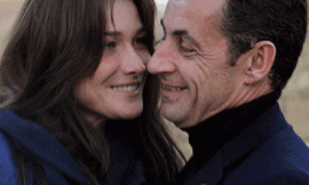 Жена президента Франции Карла Бруни-Саркози показала беременный животик. ФОТО