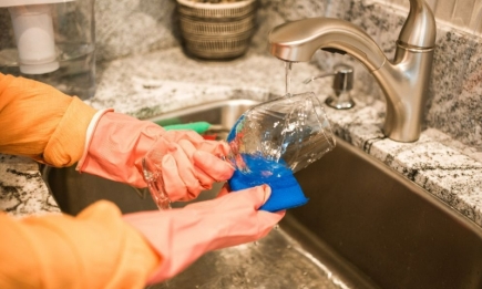 Почему мыть посуду в гостях нельзя: народные приметы, к которым нас приучили бабушки