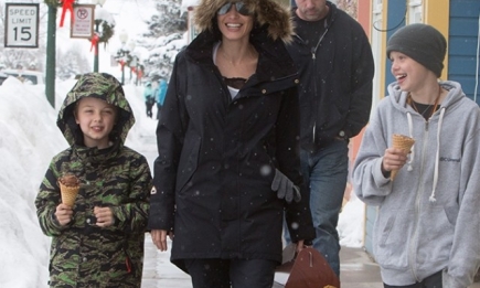 Анджелину Джоли осудили за легкомыслие: актриса в мороз накормила плохо одетых детей мороженым