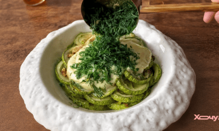 Самое вкусное блюдо из кабачков за 15 минут: ничего не нужно жарить (РЕЦЕПТ)